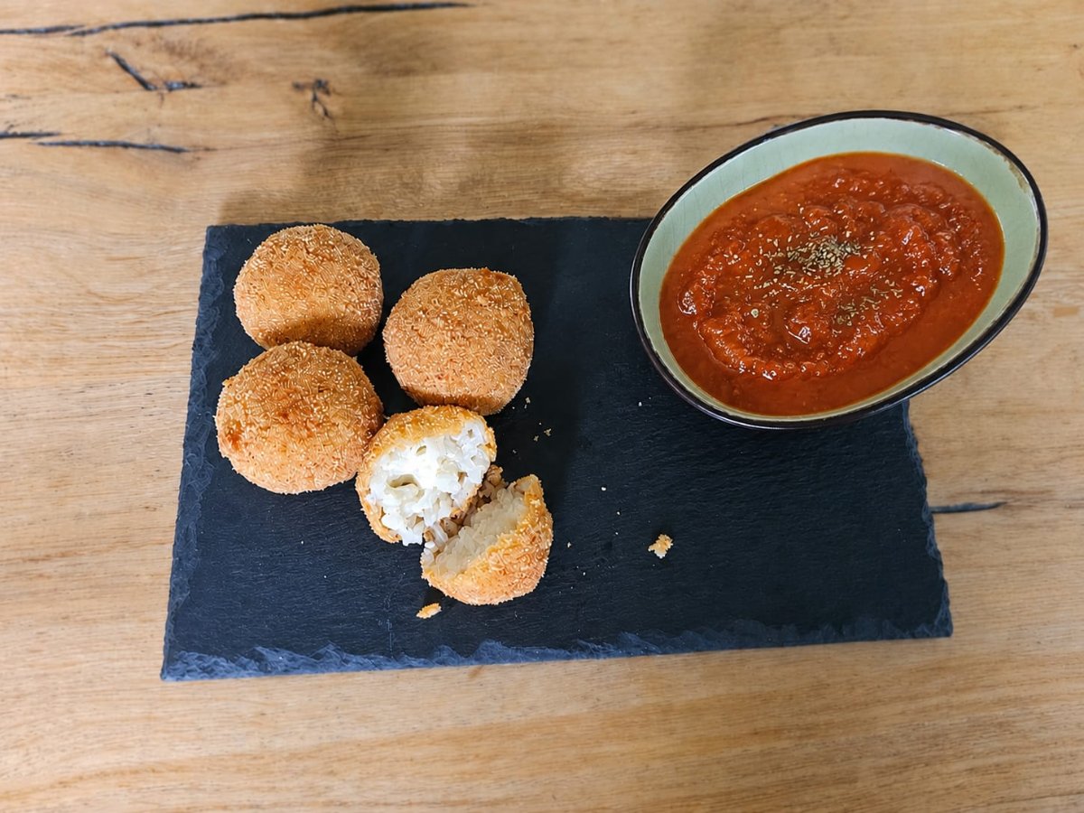 Arancini met mozzarella en tomatensaus