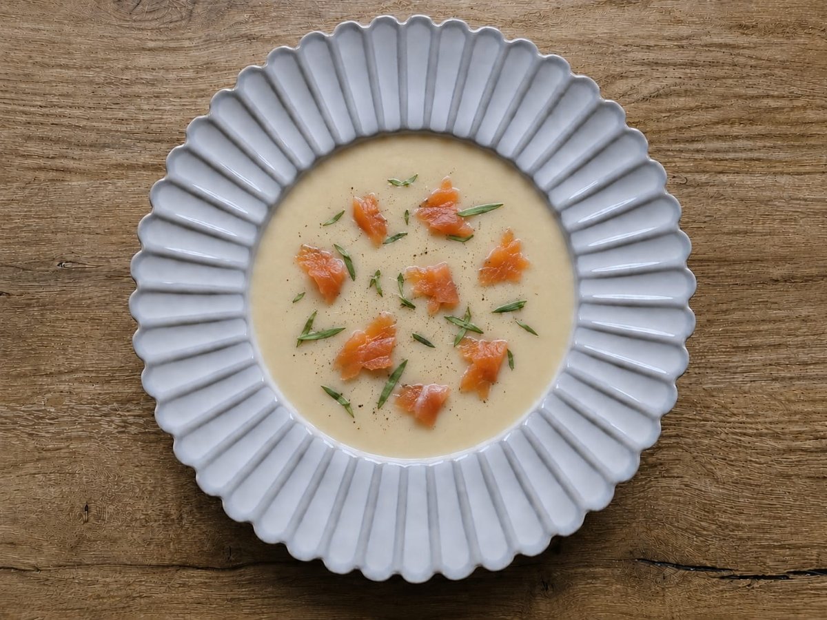 Aspergesoep met gerookte zalm en dragon