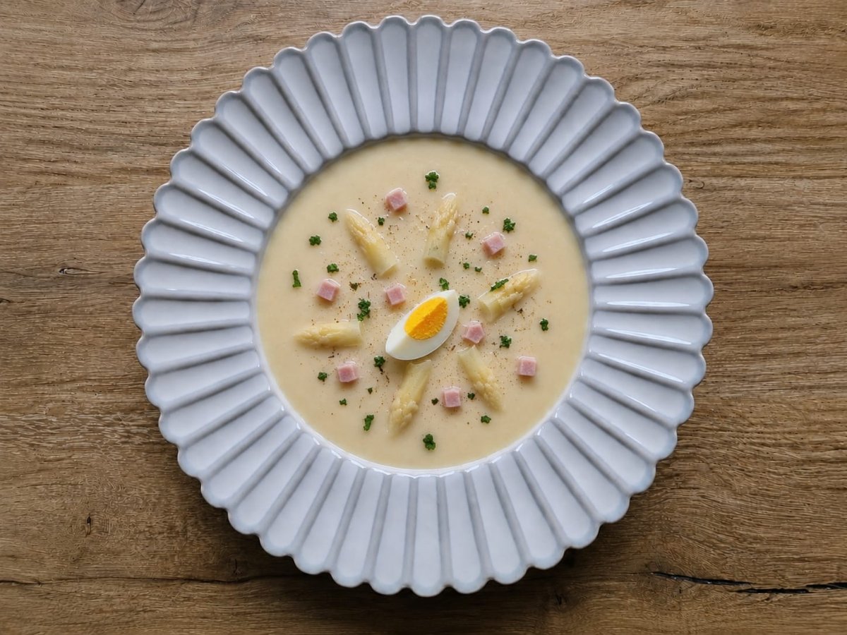 Aspergesoep met ham en ei