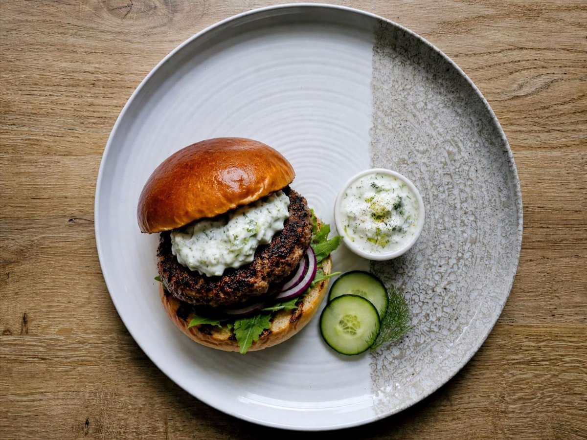 Australische BBQ lamb burgers met tzatziki