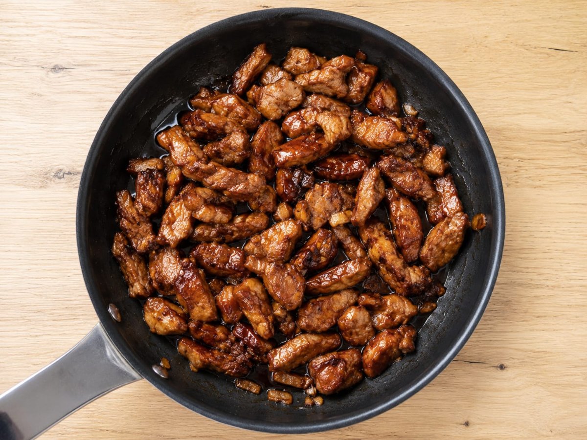 Babi ketjap — varkensvlees met ketjap manis en gember
