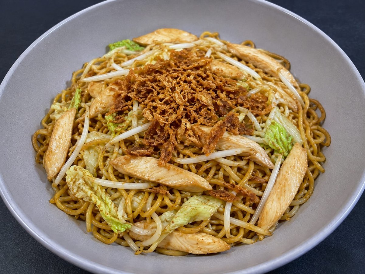 Bami goreng — gebakken bami met kip