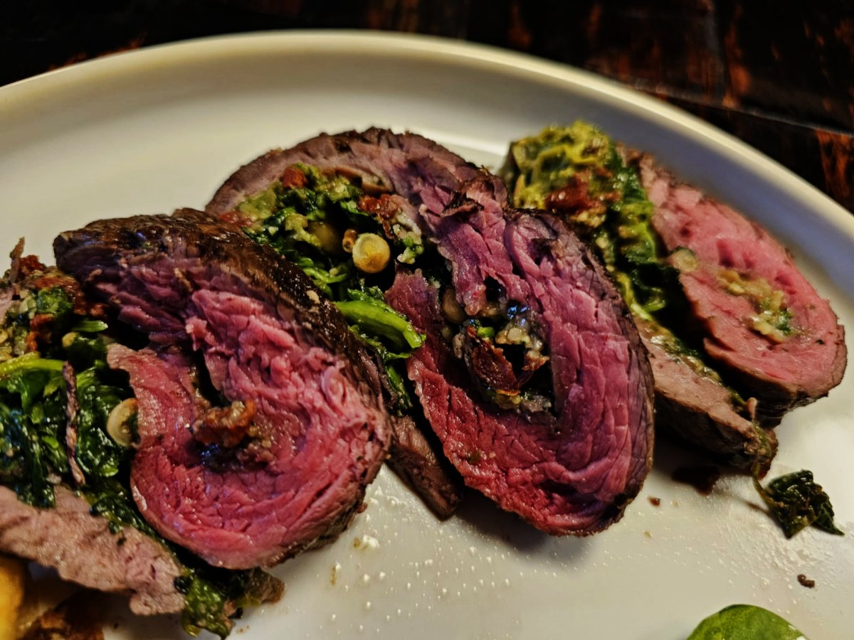 Bavette rollade met parmaham, pesto en pijnboompitten