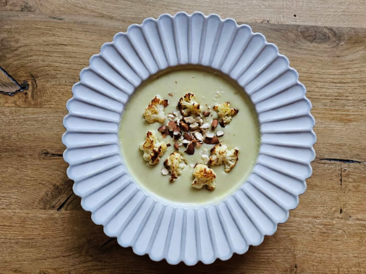 Bloemkoolsoep met geroosterde amandelen en curry