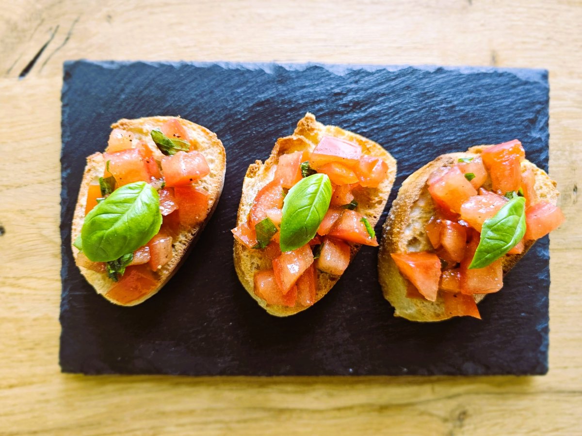 Bruschetta met tomaat en basilicum
