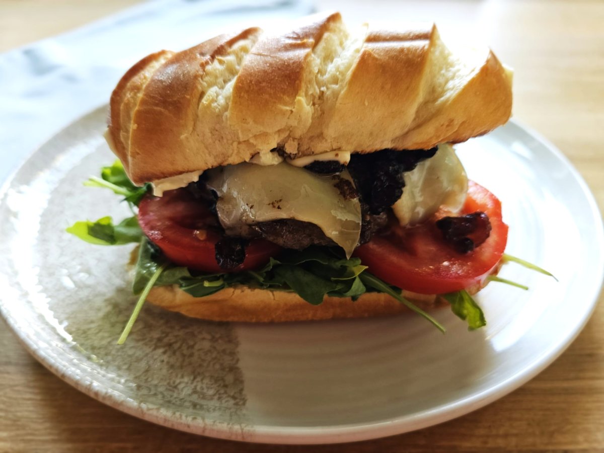 Burger met karamelui, truffelkaas en aioli