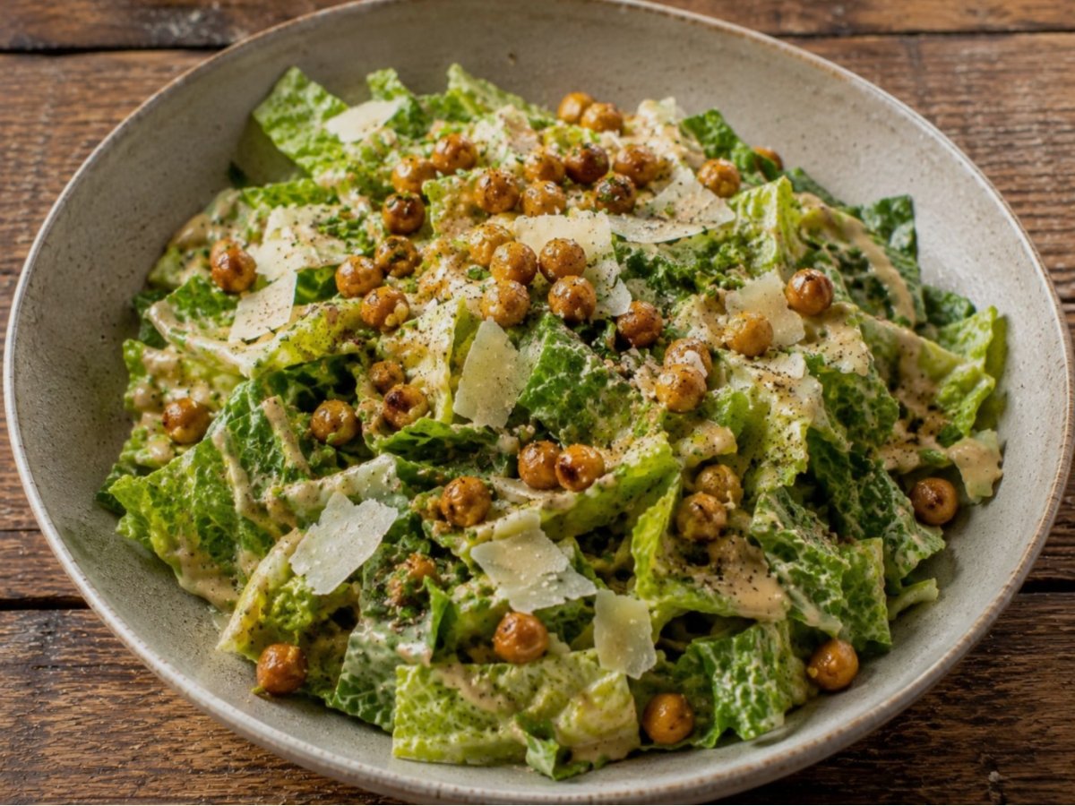 Caesar salade met misodressing en krokante kikkererwten