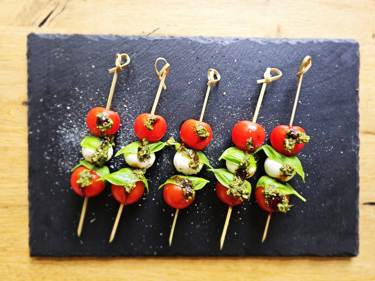 Caprese spiesjes met pesto en balsamico