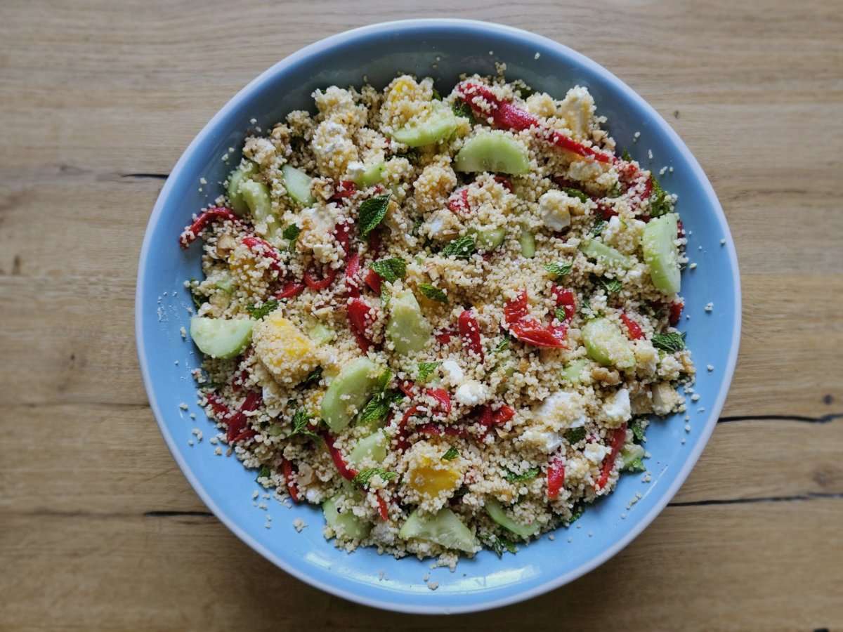 Couscous salade met feta, mango en geroosterde paprika