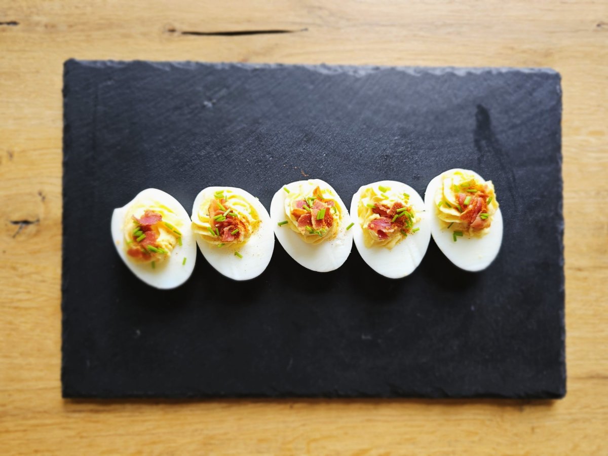 Deviled eggs met bacon en paprika