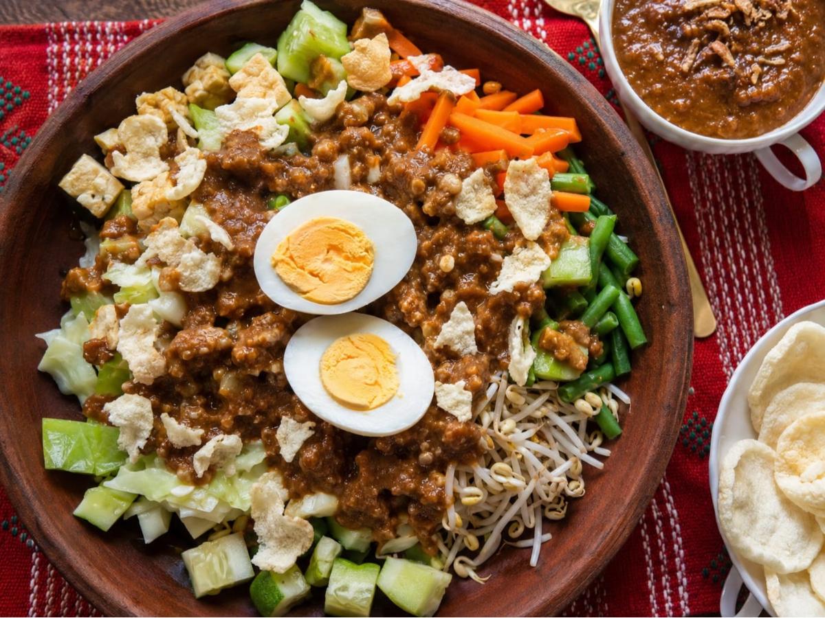 Gado gado met pindasaus en tempeh