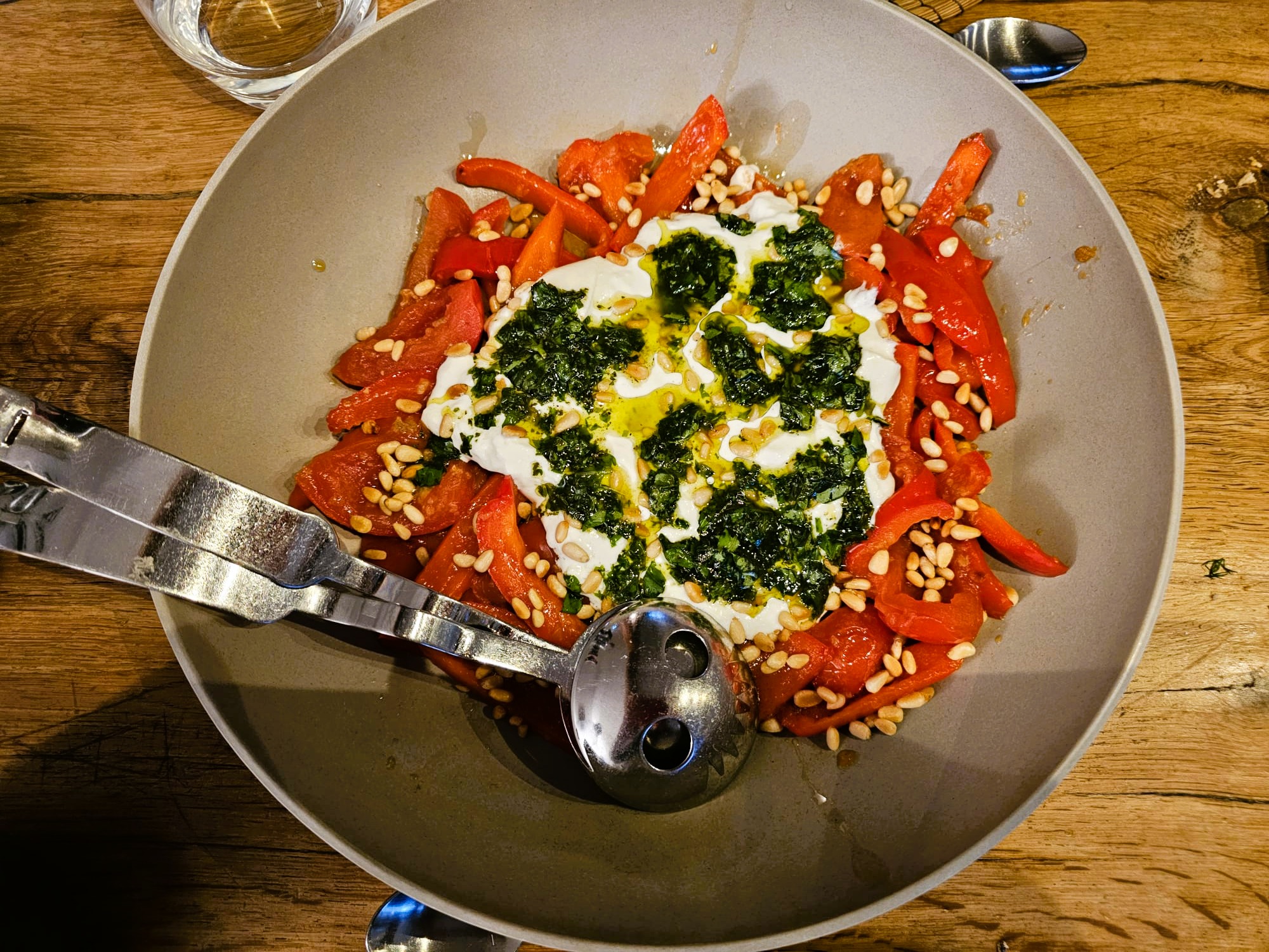 Gefruite paprika en tomaten met burrata