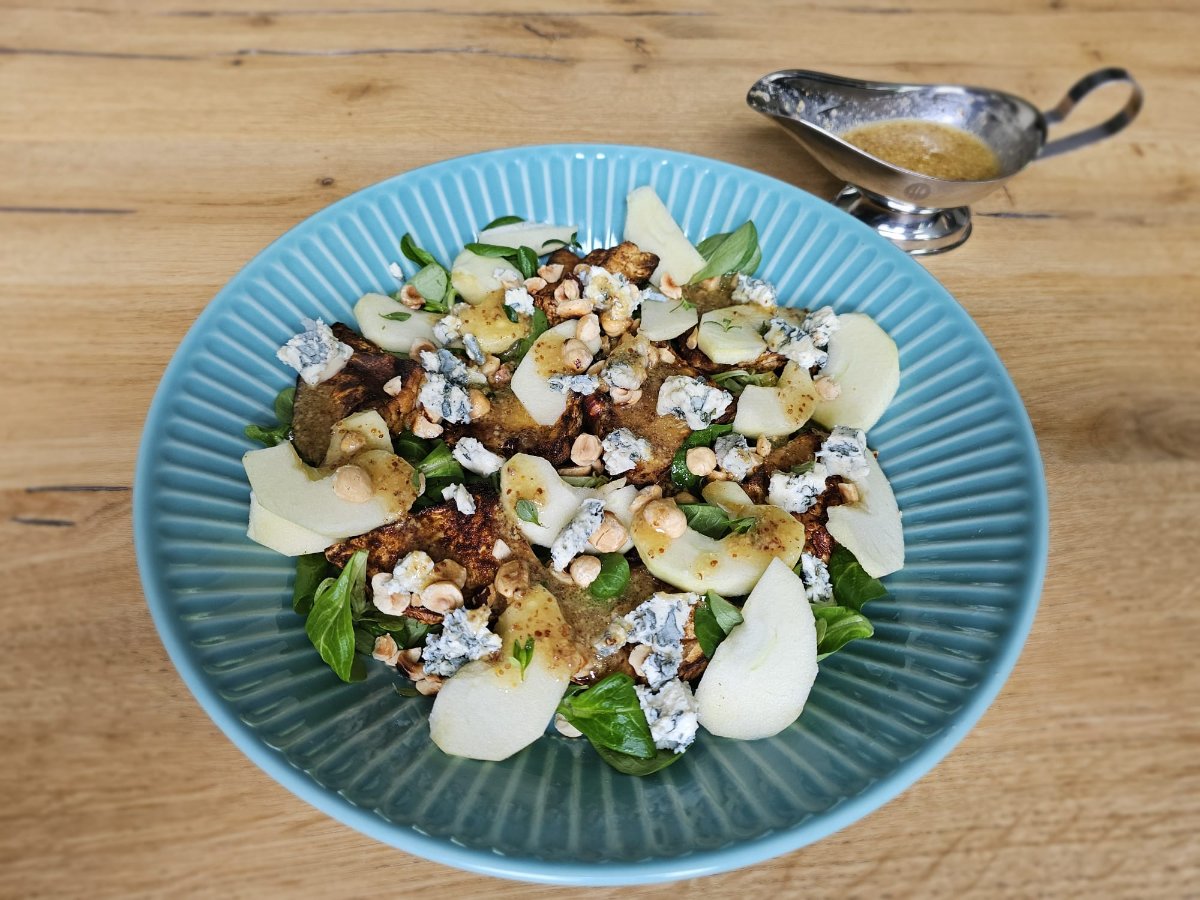Geroosterde knolselderij met hazelnoten en appel-mosterdvinaigrette