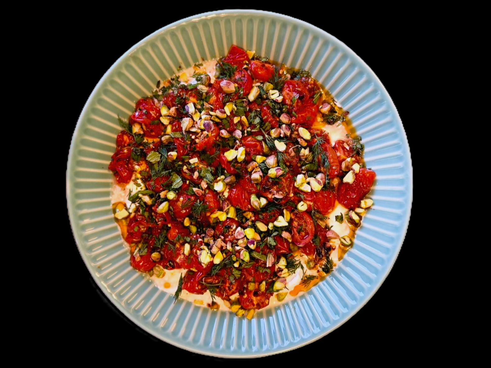 Geroosterde tomaatjes met feta, yoghurt, dille, munt en pistachenoten