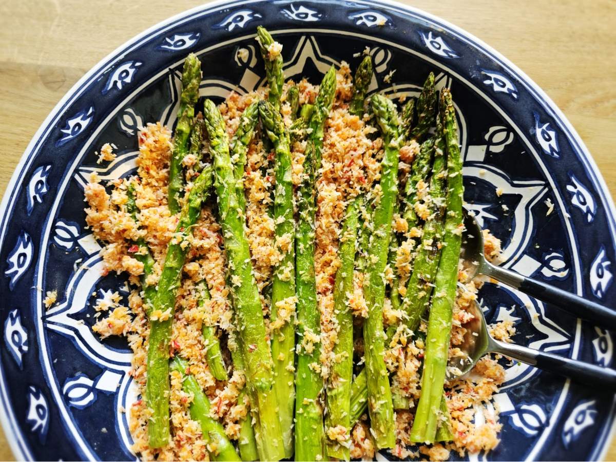 Groene asperges met chilipeper van de barbecue