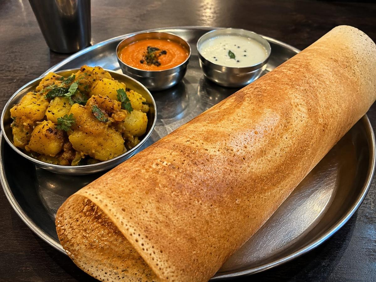 Indische masala dosa met aardappelcurry en chutney