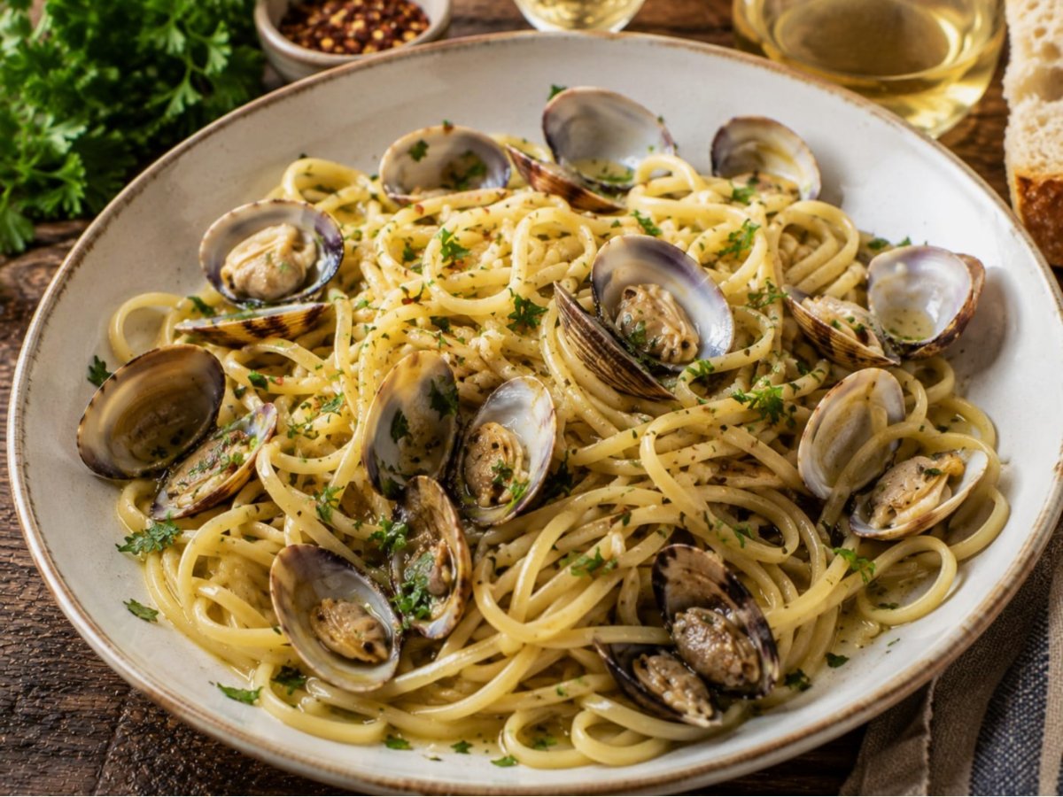 Italiaanse linguine alle vongole met witte wijn