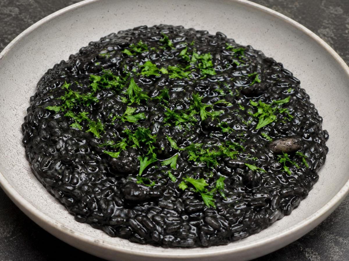 Italiaanse risotto nero met inktvisinkt en Parmezaan