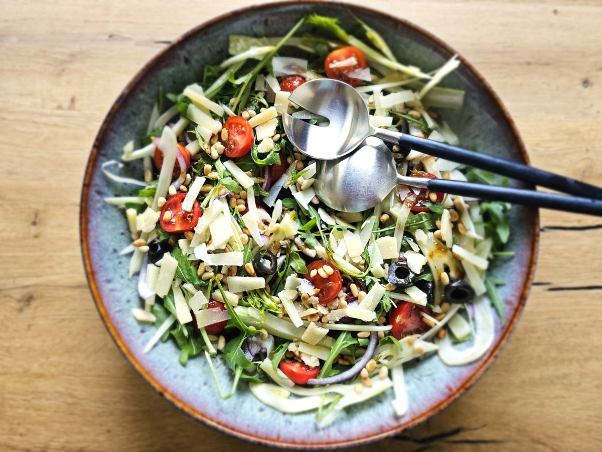 Italiaanse salade met rucola, venkel en Parmezaan