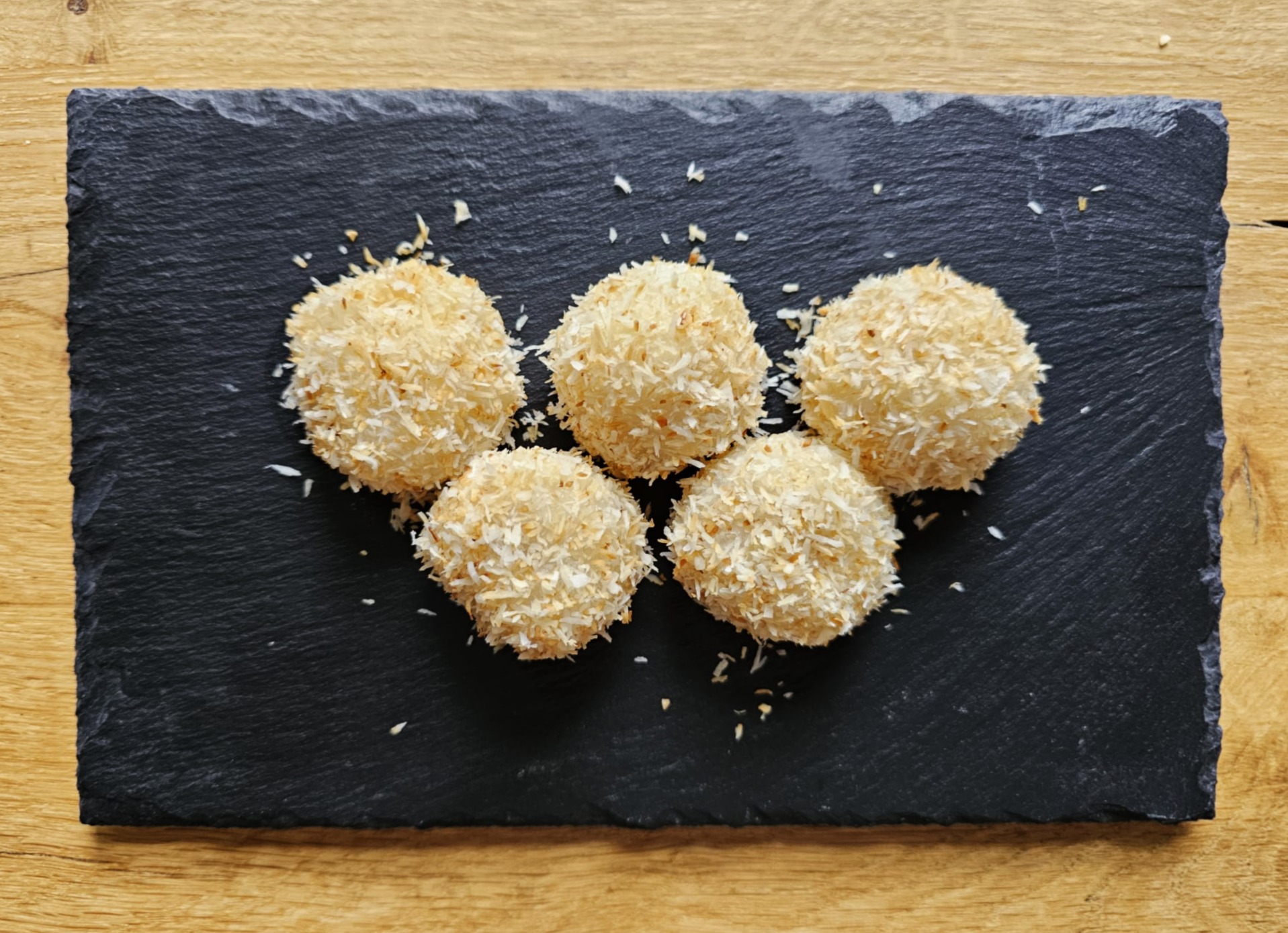 Klepon — groene rijstballetjes met palmsuiker
