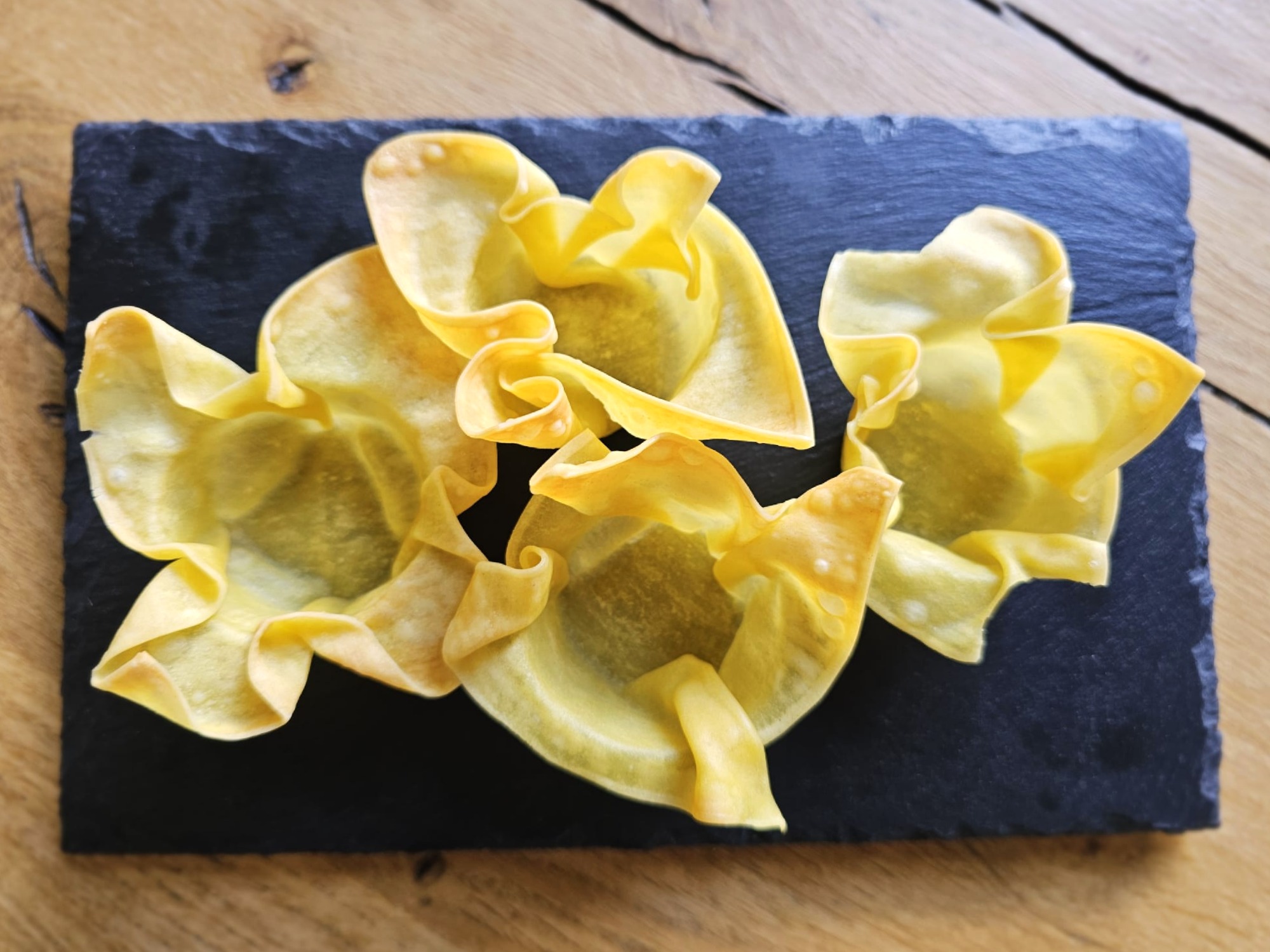 Knapperige wontonbakjes