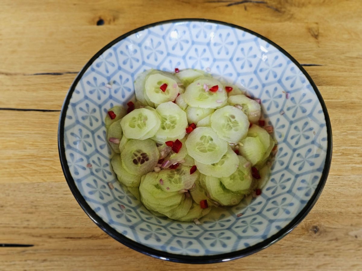 Komkommersalade met rode peper en sjalotje