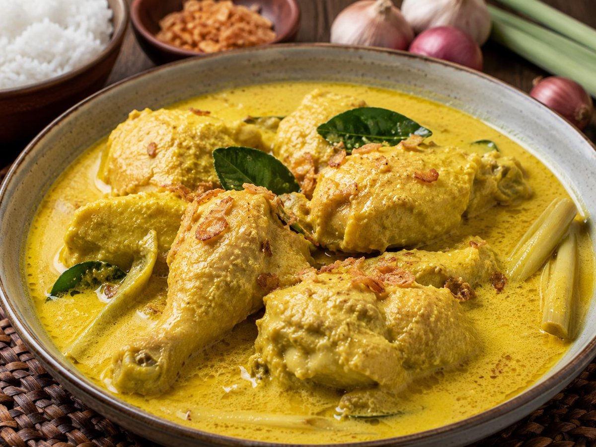 Opor ayam — kip in gele kokossaus