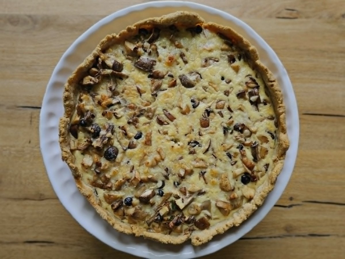 Paddenstoelentaart met tijm en hazelnootkorst