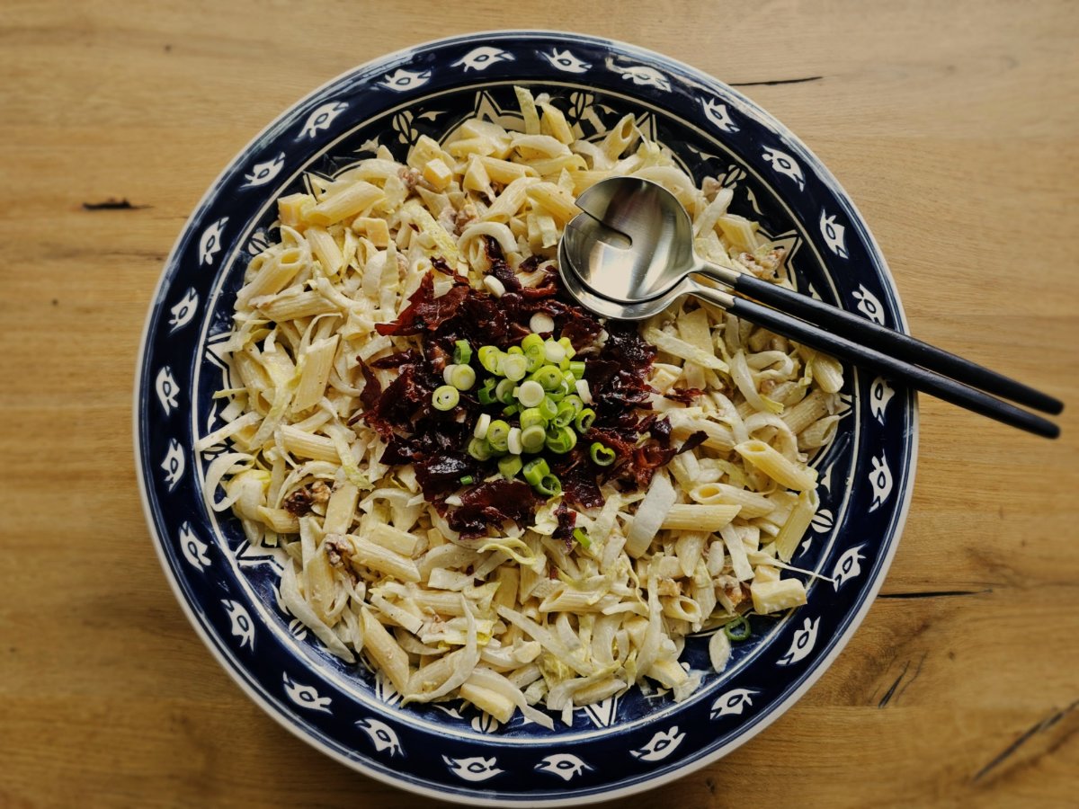 Pastasalade met witlof, bacon, appel en yoghurtdressing