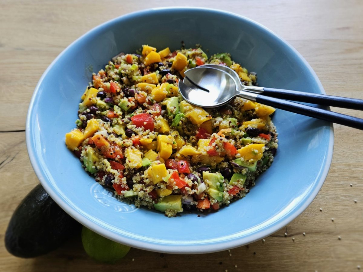 Peruaanse quinoasalade met avocado en mangodressing