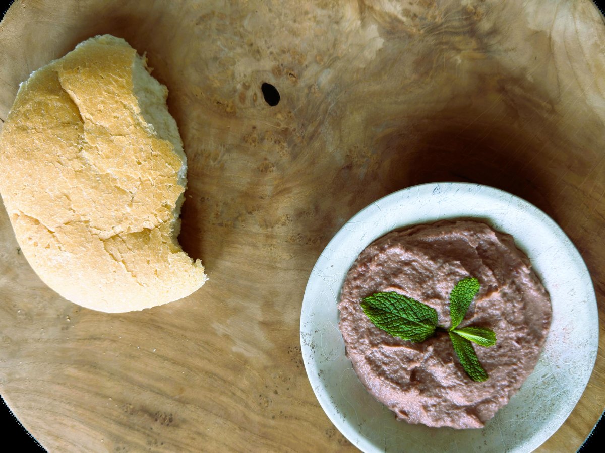 Rode hummus
