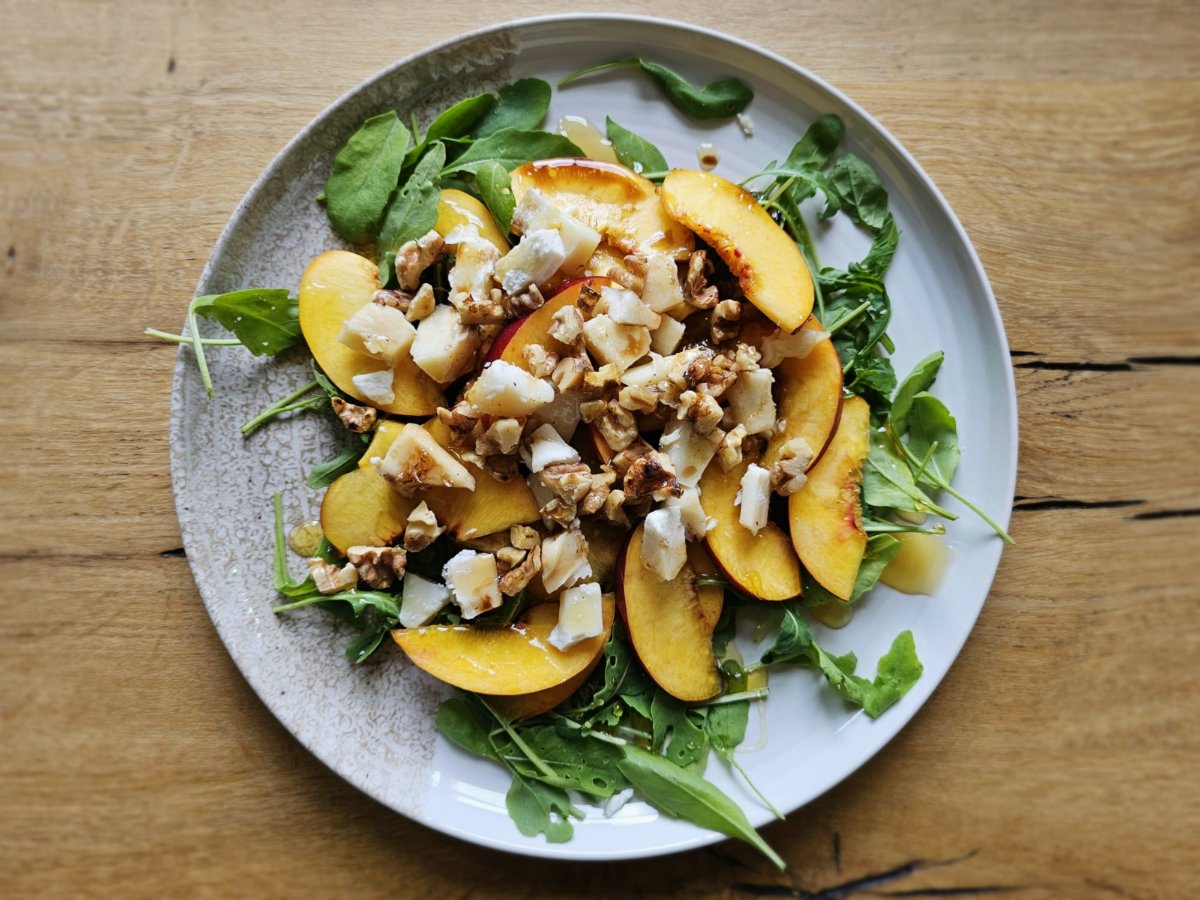Salade van nectarine met geitenkaas en walnoten