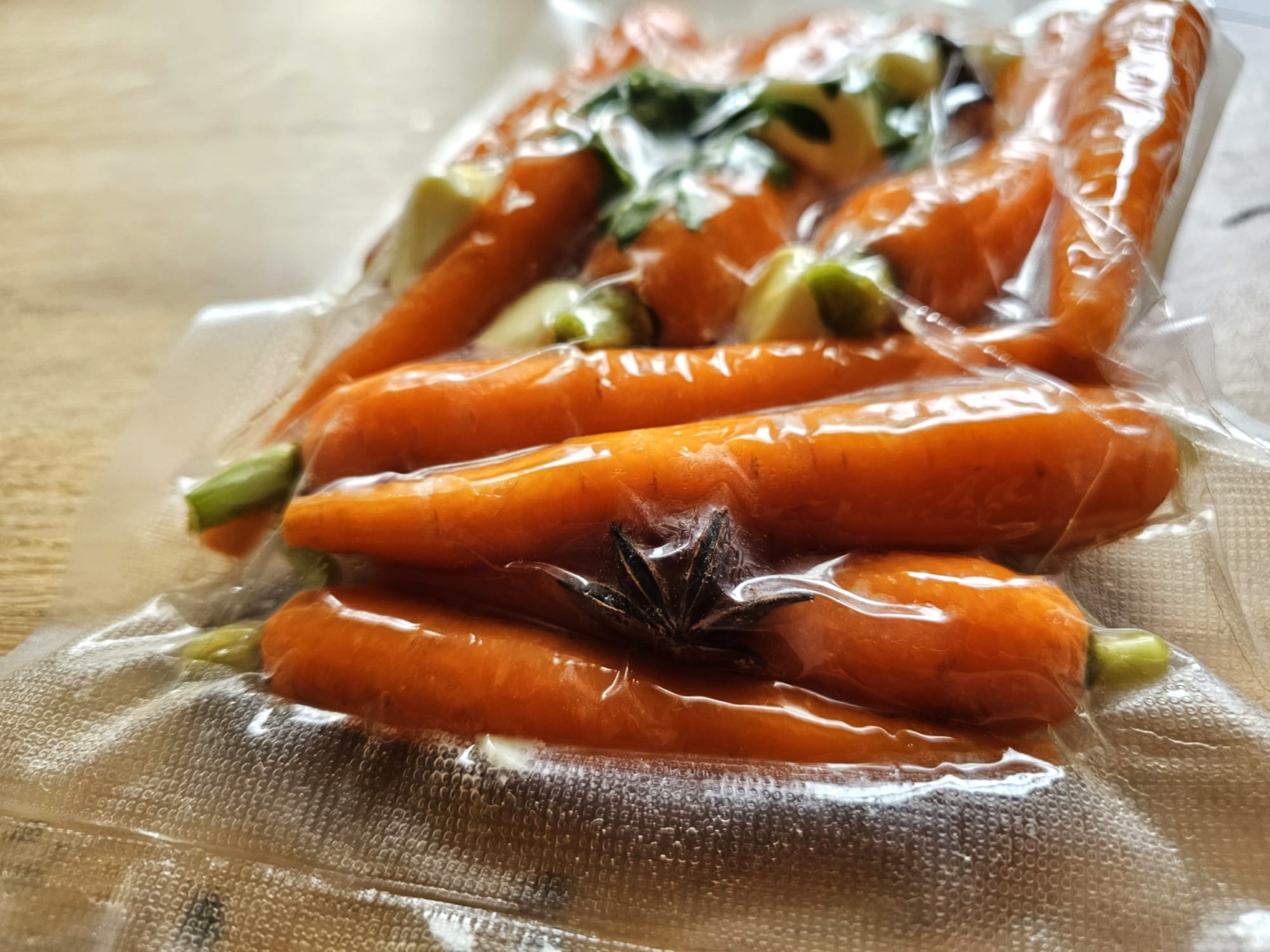 Sous vide wortelglaçage met gember en honing