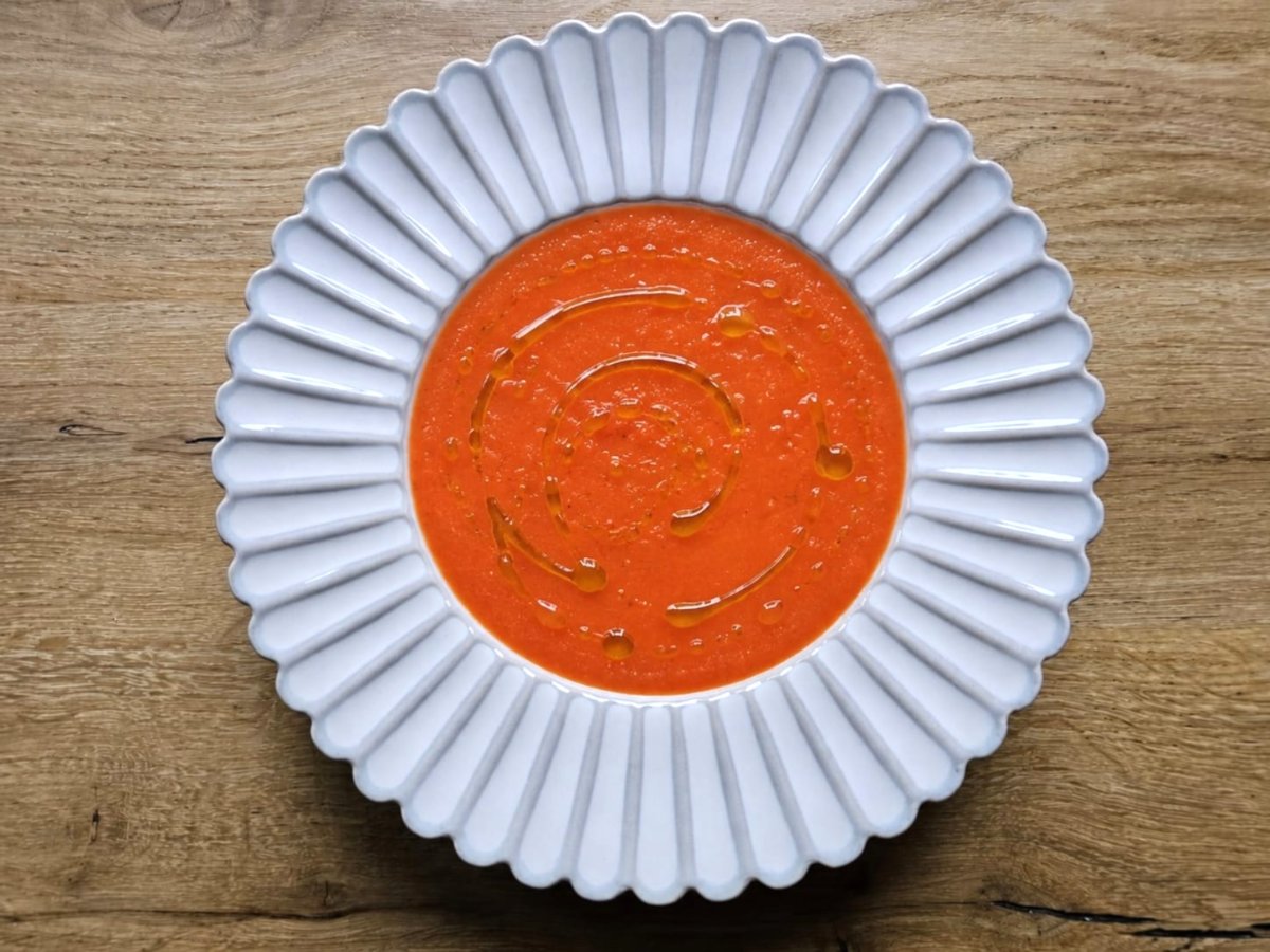 Spaanse romesco soep met geroosterde paprika