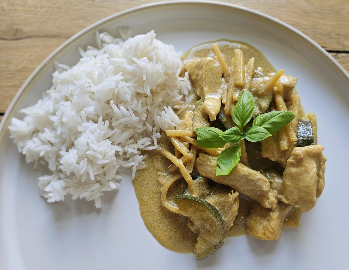 Thaise groene kippencurry met kokos en basilicum
