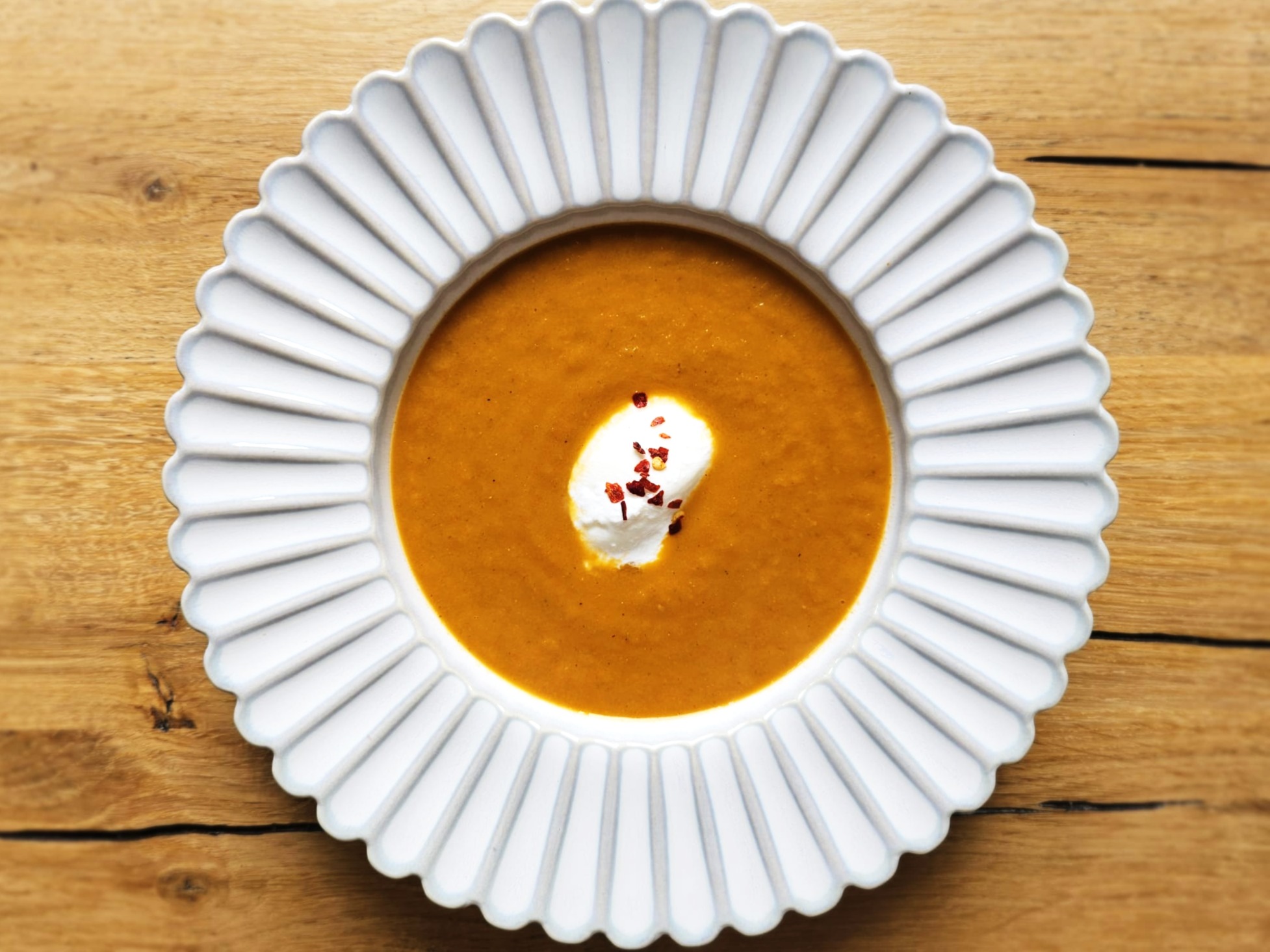 Tomatensoep met geroosterde knoflook en burrata