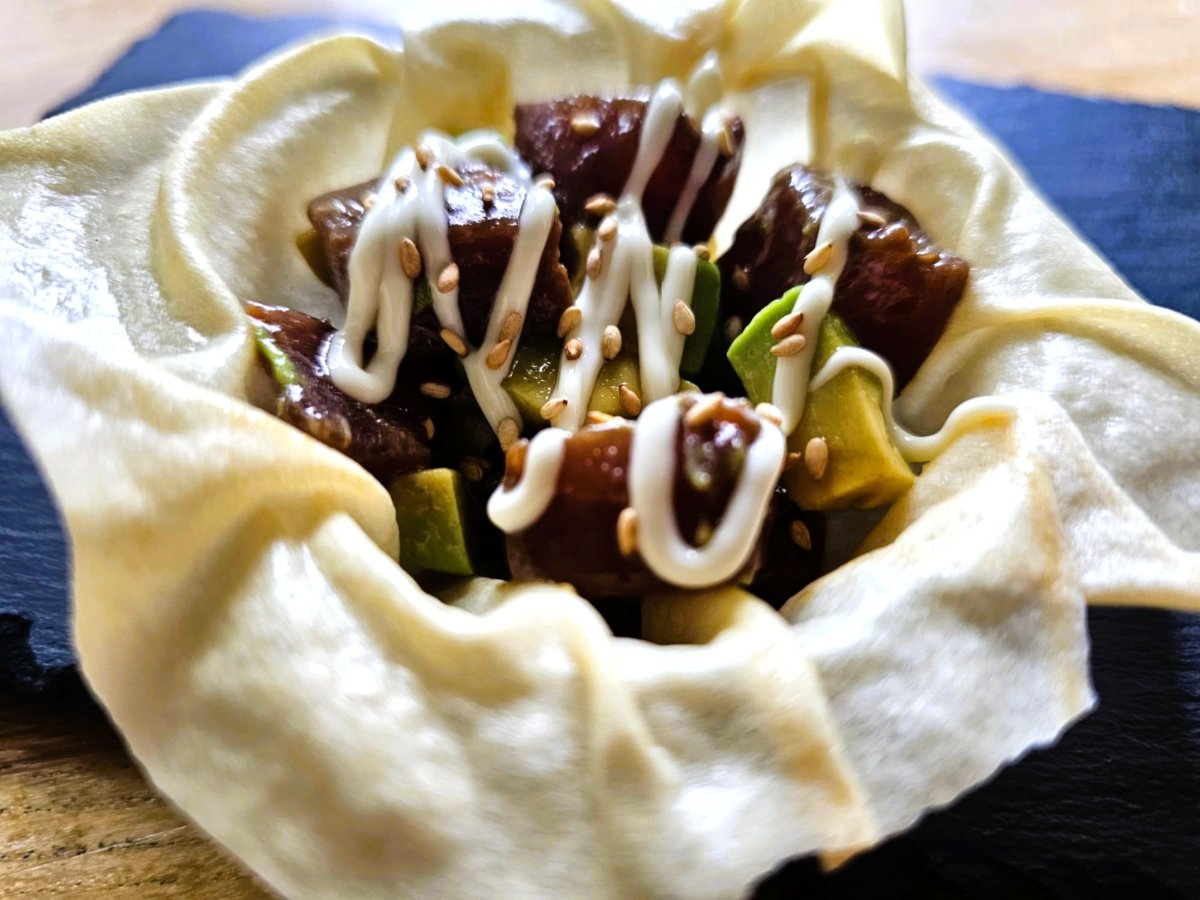 Tonijn avocado in bakjes van loempiavellen