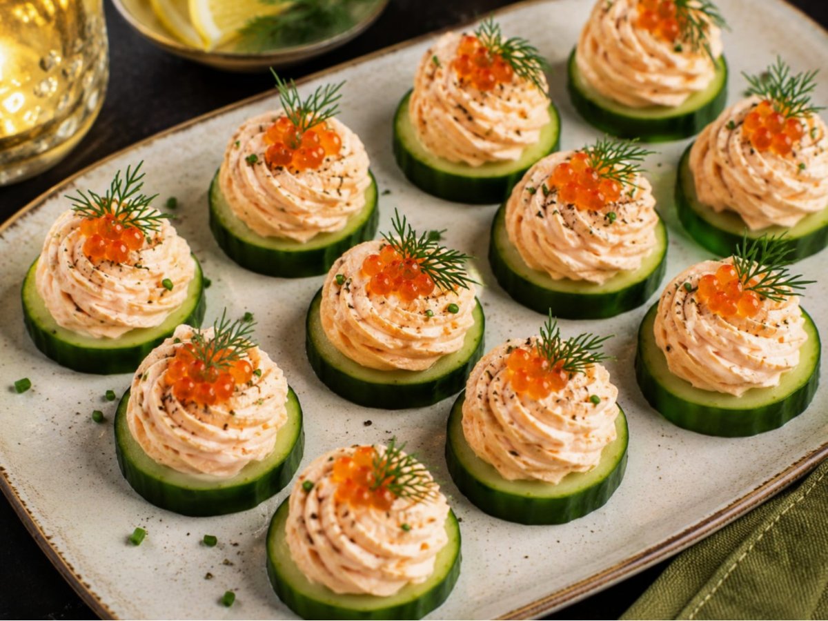 Zalmmousse op komkommer