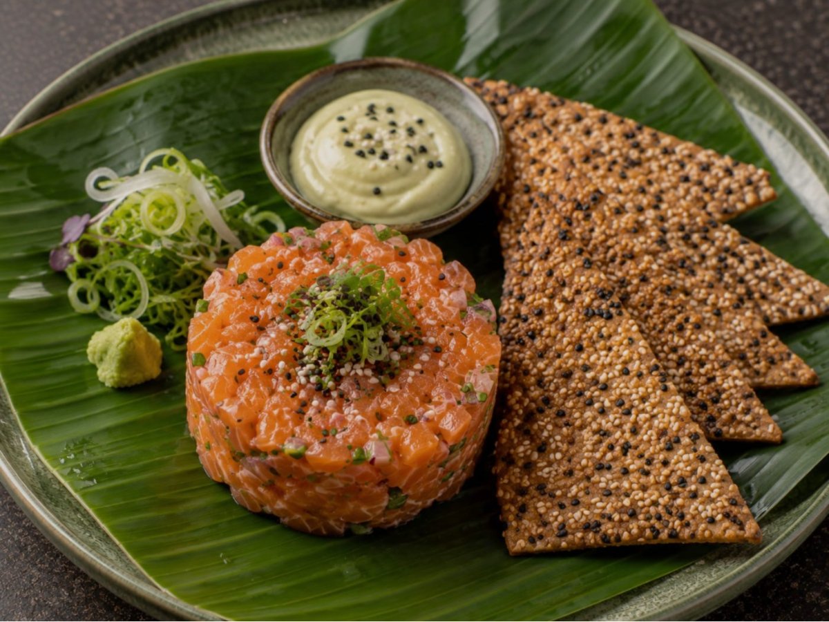 Zalmtartaar met wasabi mayo en sesam crackers