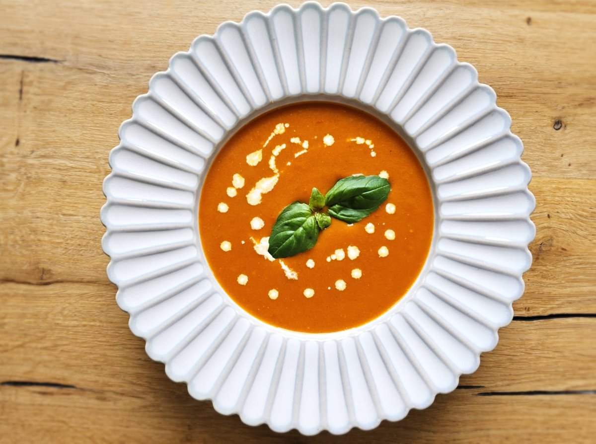 Zelfgemaakte tomatensoep met basilicum en room