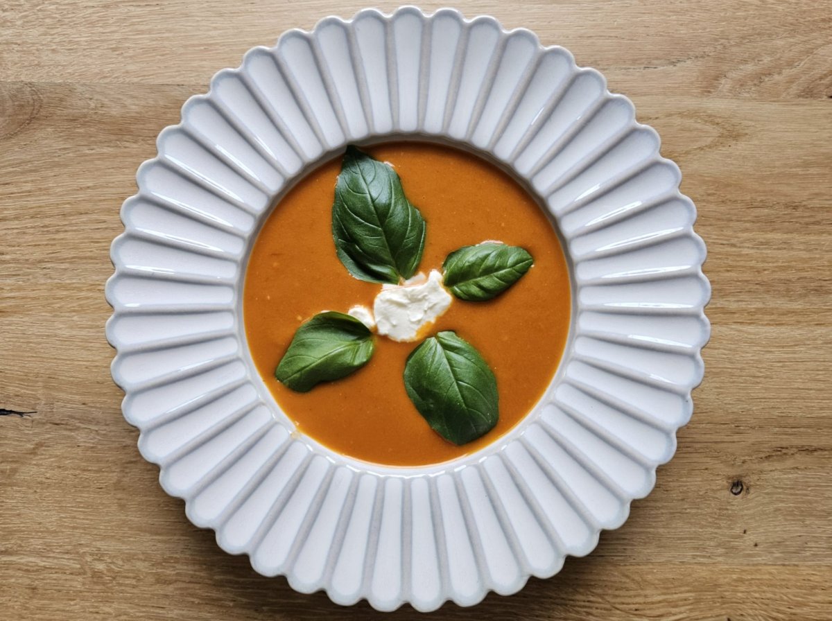 Zomerse tomatensoep met basilicum en crème fraîche