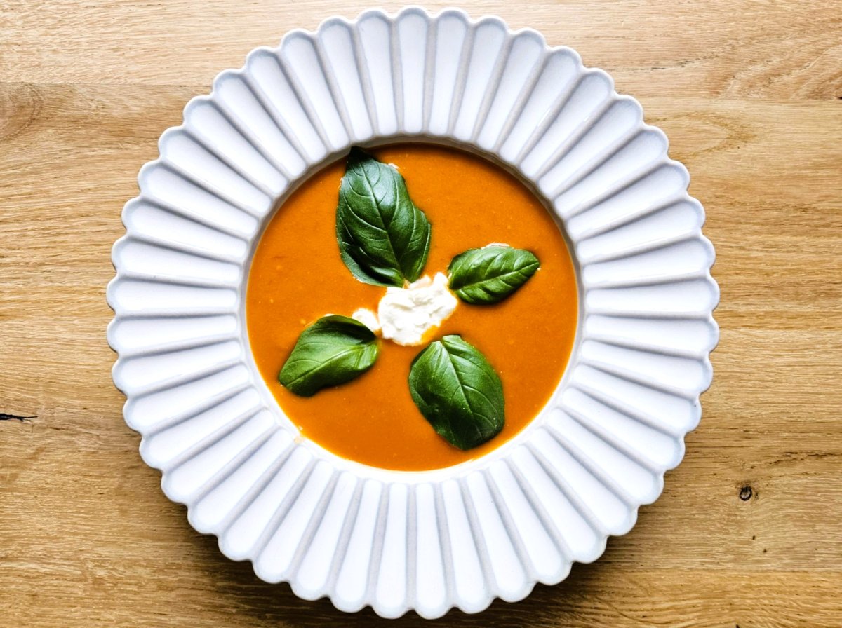 Zongerijpte tomatensoep met basilicum en crème fraîche